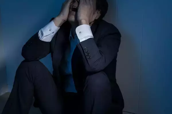 ｢お父さんの部屋から異臭がする…｣妻と娘と暮らす50代男性が"ウジがわくまで"気づかれず放置されていた背景