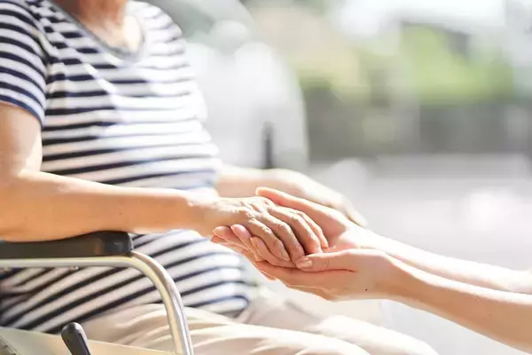 「医療費が最大で月約10万円の負担増…今年8月と来年8月の2段階で進む｢高額療養費｣改悪で要注意の人」の画像
