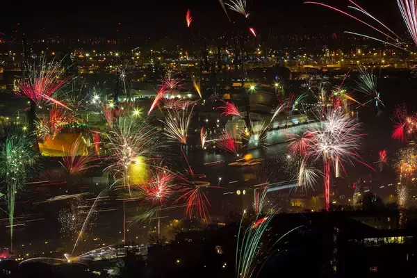 「ロケット花火で警官を狙い撃ち､救急隊が逃げ惑う…人権国家ドイツ｢難民ようこそ政策｣の末路」の画像