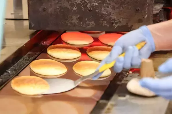 「そして｢あんこ｣を捨てた…うなぎパイ超の最強土産｢ブラックサンダーあん巻き｣生んだ和菓子屋の禁断の決断」の画像