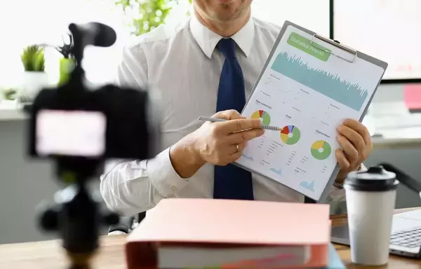 知らないと受講料をドブに捨てることになる…｢有料スクール動画｣の"ポンコツ講師"を一発で見抜く方法