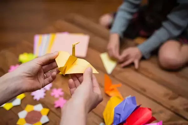 そりゃ子供を通わせたくなるわ…ほとんど視力がない子が楽器も折り紙も挑戦するようになる地方保育園の秘密