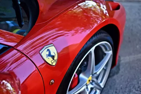 「｢一流のお金持ち｣はフェラーリには乗っていない…"本物"を知る富裕層が行きつく"究極のクルマ"の正体【2026年6月BEST】」の画像