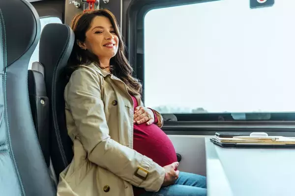 ｢妊婦に席を譲るべきか問題｣が起きる日本とは大違い…フランスでは6人同時に席を立つ唯一つの理由