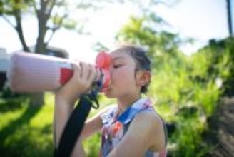 熱中症対策のつもりが最悪の場合､内臓損傷を起こす…小児科医が｢絶対やめて｣と言う子どもの水筒の持ち方