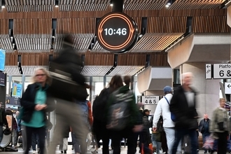 世界最古の鉄道駅から"アナログ時計"が消えた…英国の鉄道会社がデジタル化に踏み切った"切ない理由"