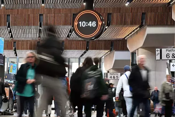 世界最古の鉄道駅から"アナログ時計"が消えた…英国の鉄道会社がデジタル化に踏み切った"切ない理由"