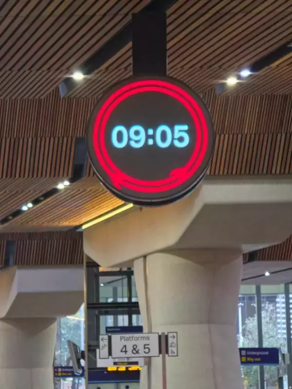 「世界最古の鉄道駅から"アナログ時計"が消えた…英国の鉄道会社がデジタル化に踏み切った"切ない理由"」の画像