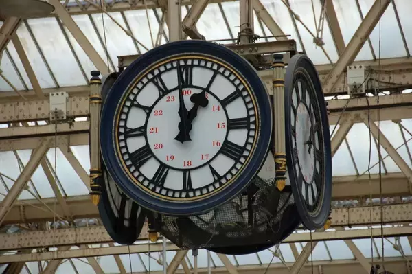 「世界最古の鉄道駅から"アナログ時計"が消えた…英国の鉄道会社がデジタル化に踏み切った"切ない理由"」の画像