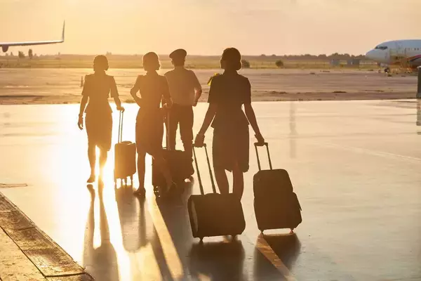 「｢なぜ目が細いの?｣とつり目ポーズ…機内での｢陰湿なアジア人差別｣に悩む日本人CAを救った同僚の｢一言｣」の画像