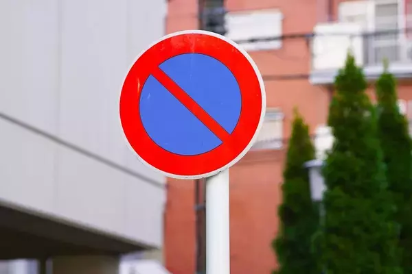 「トラックの｢迷惑な路上駐車｣には理由があった…低賃金でも長時間労働でもない｢ドライバーの不満｣第1位」の画像