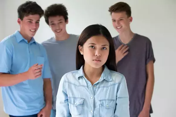 「棒読みで繰り返すだけで｢つり目ポーズ｣を撃退…海外で差別されたときに使いたい有効フレーズ」の画像