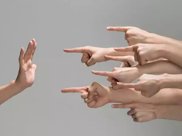 「棒読みで繰り返すだけで｢つり目ポーズ｣を撃退…海外で差別されたときに使いたい有効フレーズ」の画像