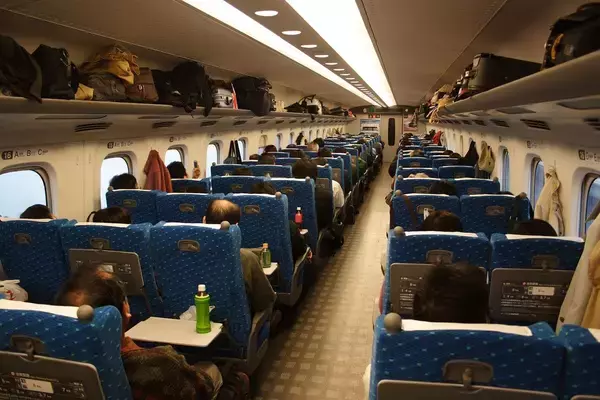 ｢座席を倒していいですか｣論争に終止符…近鉄の特急列車の｢全力でリクライニングを倒せる｣画期的な座席