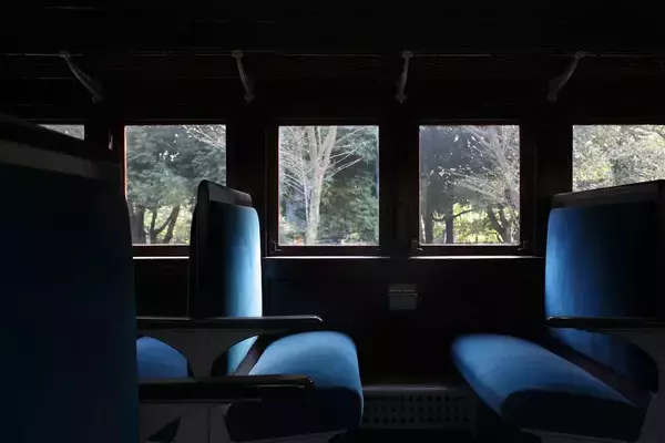 「｢座席を倒していいですか｣論争に終止符…近鉄の特急列車の｢全力でリクライニングを倒せる｣画期的な座席」の画像