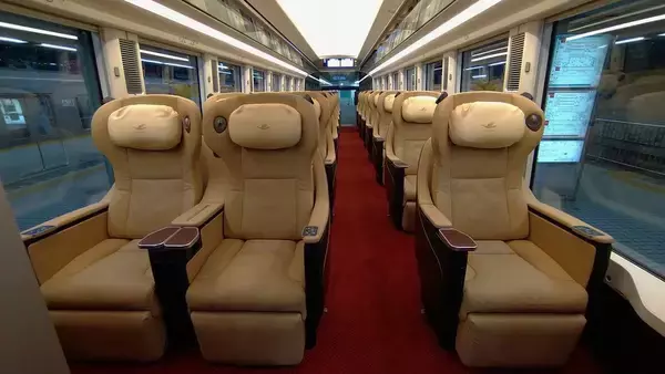 「｢座席を倒していいですか｣論争に終止符…近鉄の特急列車の｢全力でリクライニングを倒せる｣画期的な座席」の画像