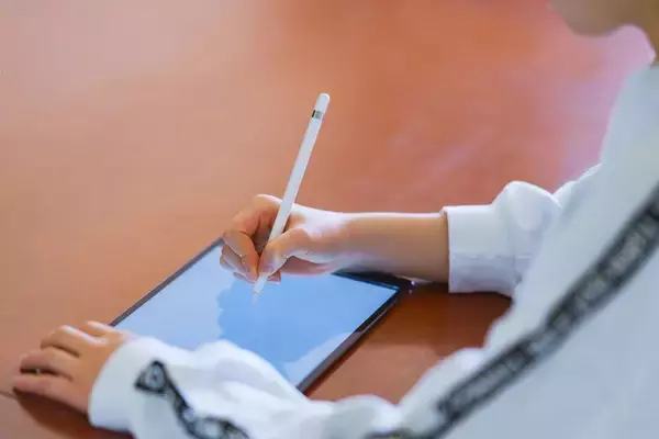 小学生の勉強に｢デジタル学習｣はアリか…中学受験のプロ｢低学年のうちは電子辞書より紙の辞書｣の深い理由