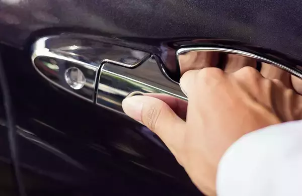 ｢いつの間にか富裕層｣になる人はアルファードに乗らない…資産1億円を超えた"普通の会社員"が選ぶクルマ