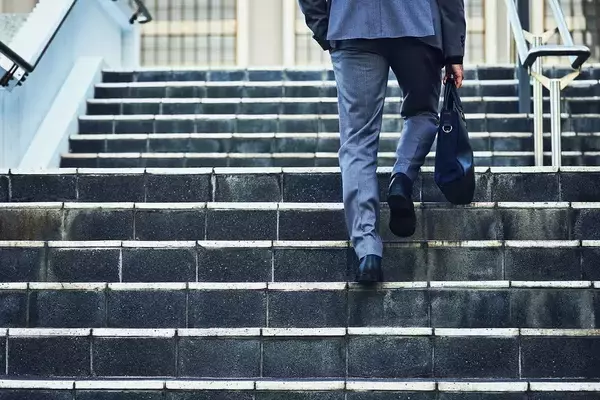 ウォーキングは1日1万歩も必要ない…医師｢2週間で体の疲れ具合が激変する"1日15分運動"｣