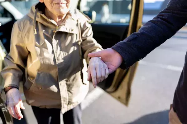 「｢空き家維持で年間50万円の出費｣親が亡くなってからでは遅すぎる…"実家じまい"をうまく切り出す方法」の画像