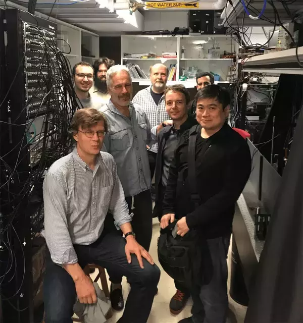 「｢エプスタイン文書｣に約1万回登場する日本人…伊藤穣一氏が｢エプスタイン島を訪問していた証拠写真｣」の画像