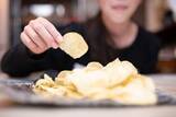 「満腹なのに｢ポテチあと1枚｣が止まらない…大学教授｢食べても食べても満たされない人が真っ先にすべき行動｣」の画像2