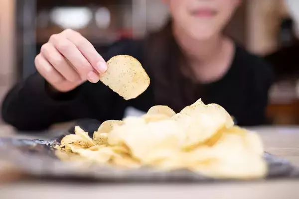 「満腹なのに｢ポテチあと1枚｣が止まらない…大学教授｢食べても食べても満たされない人が真っ先にすべき行動｣」の画像