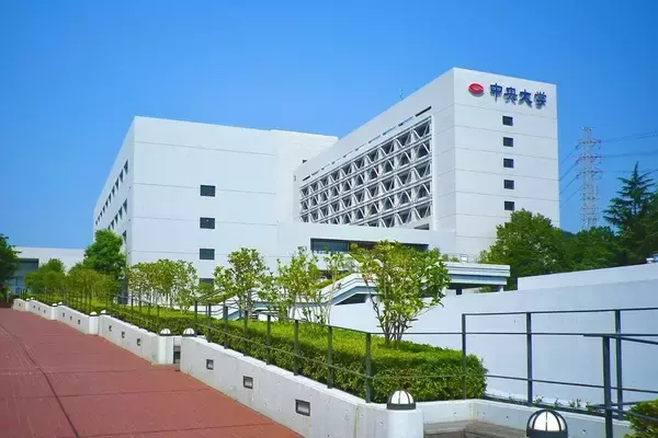 偏差値40台の高校で成績ビリの男子が中央大法学部へ…奇跡的合格をこじ開けるきっかけは｢父の本棚｣