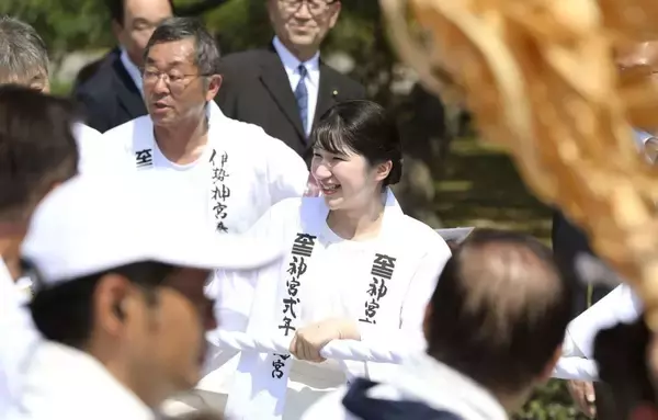 「愛子さまはヒールからフラットシューズに履き替えた…皇室研究家が確信した｢愛子さまの求心力｣の根拠」の画像