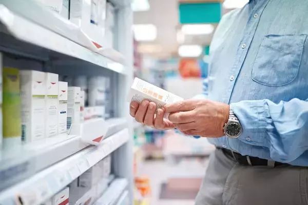 「市販の風邪薬は｢裏面｣を見たほうがいい…現役医師が警鐘｢治すどころか毒になる｣"効能成分"3選」の画像