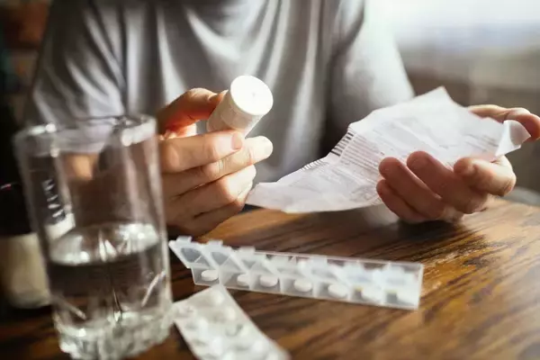 「市販の風邪薬は｢裏面｣を見たほうがいい…現役医師が警鐘｢治すどころか毒になる｣"効能成分"3選」の画像