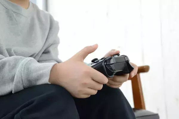 「｢スマホを使いすぎる子｣は全教科で学力が急落する…東北大教授が警告する｢脳へのダメージが始まる使用時間｣」の画像