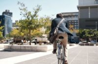 自転車で歩道を走って歩行者にぶつかりかけた…｢青切符｣対象になる交通違反の要注意パターン