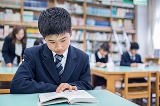 ｢最近読んだ本は？｣に『呪術廻戦』のノベライズを挙げる大学生…作家が｢中高生になったらこれ｣と勧める書名
