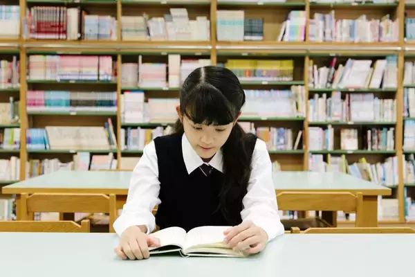 「｢最近読んだ本は？｣に『呪術廻戦』のノベライズを挙げる大学生…作家が｢中高生になったらこれ｣と勧める書名」の画像