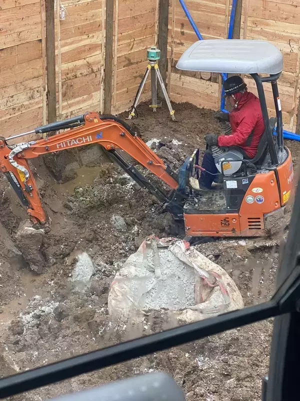 「携帯トイレでビニール袋に用を足す…ショベルカーを操る女性作業員が明かす"男だらけの建設現場"の現実」の画像