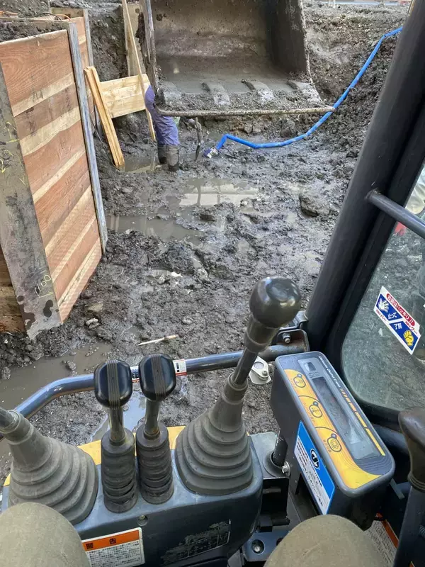 「携帯トイレでビニール袋に用を足す…ショベルカーを操る女性作業員が明かす"男だらけの建設現場"の現実」の画像