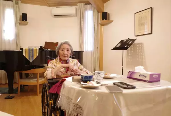 ｢こんなに衰えるとは思わなかったわ…｣鉛筆を握れなくなっても創作を続ける100歳歌人の鋭すぎる名言