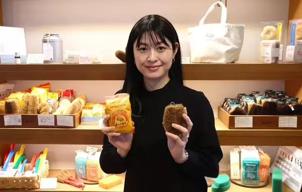 「機械もAIも｢人の手｣には敵わない…たわしの元祖｢亀の子束子｣が119年間､"職人の手作り"を死守する理由」の画像