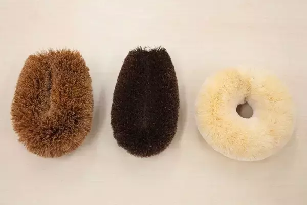 「機械もAIも｢人の手｣には敵わない…たわしの元祖｢亀の子束子｣が119年間､"職人の手作り"を死守する理由」の画像