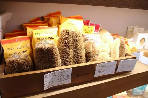 「機械もAIも｢人の手｣には敵わない…たわしの元祖｢亀の子束子｣が119年間､"職人の手作り"を死守する理由」の画像