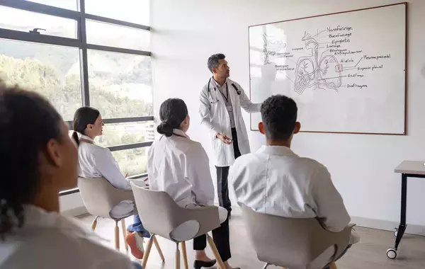 「医学部に合格しただけでは｢真のエリート｣ではない…元東大教授が断言｢若手医師の質が下がった根本原因｣」の画像