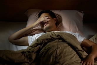 入眠を助けるよりむしろ"中途覚醒"を起こす…しっかり寝ても倦怠感が残る人が寝る前に行う"愚かな習慣"