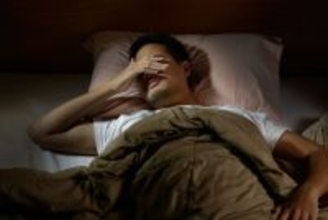 入眠を助けるよりむしろ"中途覚醒"を起こす…しっかり寝ても倦怠感が残る人が寝る前に行う"愚かな習慣"