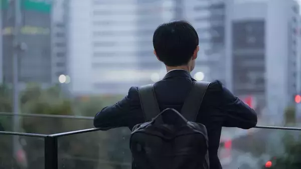 「大事な商談に｢ビジネスリュック｣は一発アウト…相手から｢仕事のデキない人｣認定されるNGアイテム3選」の画像