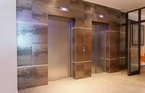 「エレベーター前で深々とお辞儀…世界の一流が｢感銘を受けると同時に疑念を抱く｣日本人の不思議な慣習3つ」の画像