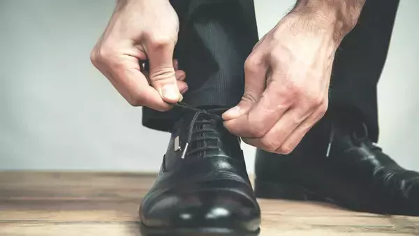 ｢ビジネスマンの革靴離れ｣が止まらない…｢痛いし疲れる履物｣を脱いだ大人たちが代わりに履き始めたもの【令和のビジネス靴3選】