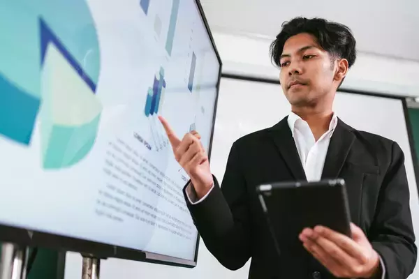 そりゃ念入りにプレゼンを用意しても伝わらないわ…｢人は見た目が9割｣の"見た目"の本当の意味