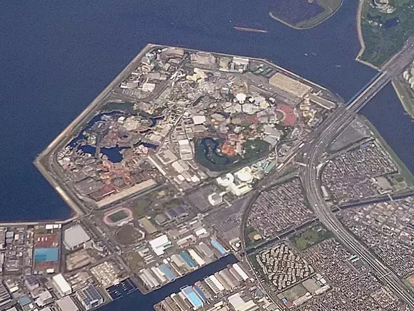 「過去最高益なのに株価が半減…投資家の"ディズニー離れ"を招いた｢値上げ｣｢年パス廃止｣の代償」の画像