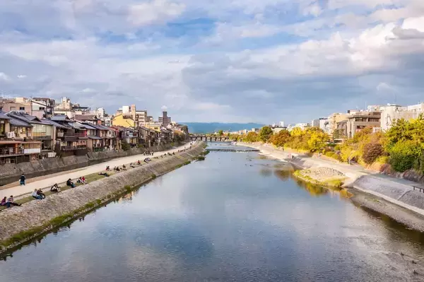 「なぜ鴨川のカップルは等間隔に座るのか…1200年続く都･京都人だけが知っている｢折り合いの暗黙知｣とは」の画像